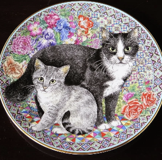 花柄を背景に2匹の猫が描かれた飾り皿